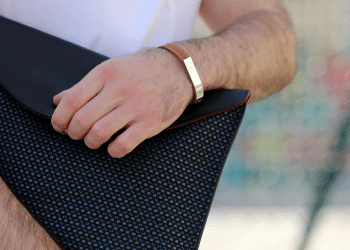 Bracelet mode homme, j’ai un bracelet à chaque poignet.