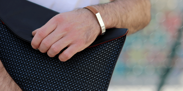 Bracelet mode homme, j’ai un bracelet à chaque poignet.