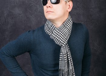 stylisme d'un mec en écharpe