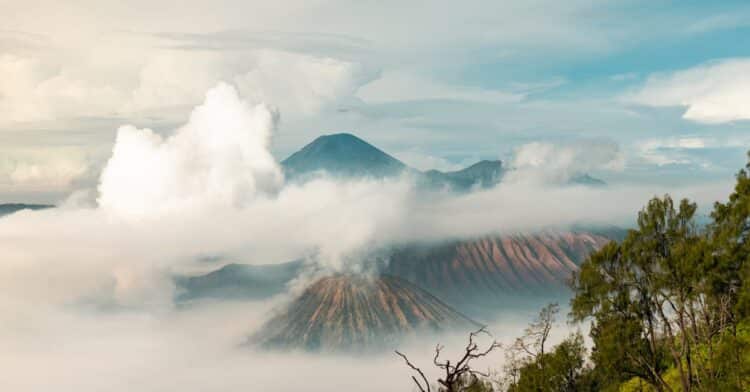 découvrez tout ce que vous devez savoir sur les volcans, leurs éruptions, leur formation et leur impact sur l'environnement et les populations. notre guide complet sur les volcans vous offre une exploration fascinante de ces phénomènes naturels impressionnants.