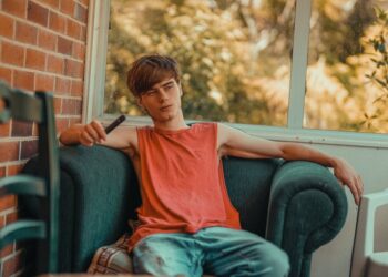 découvrez tout sur le vaping, ses avantages, ses inconvénients et ses différentes méthodes, avec notre guide complet.