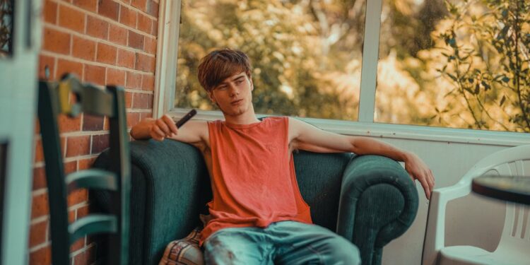 découvrez tout sur le vaping, ses avantages, ses inconvénients et ses différentes méthodes, avec notre guide complet.