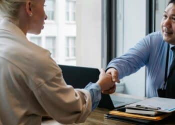 découvrez des conseils pratiques pour réussir vos entretiens d'embauche et maximiser vos chances de décrocher le job de vos rêves.