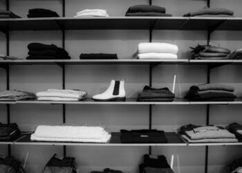 découvrez nos armoires sur mesure et personnalisez votre espace de rangement avec notre large sélection de modèles et de finitions. fabrication artisanale de haute qualité.