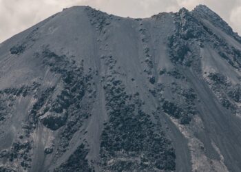 découvrez les effets et les dangers de la cendre volcanique avec notre guide informatif sur le sujet.