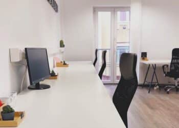 découvrez les avantages du coworking et trouvez l'espace de travail partagé idéal pour booster votre productivité et développer votre réseau professionnel.