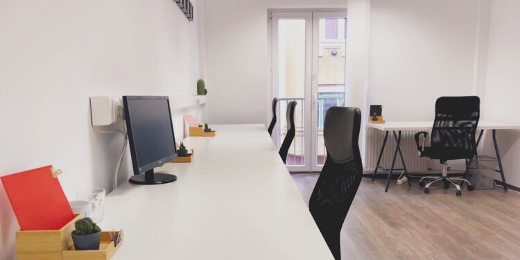 découvrez les avantages du coworking et trouvez l'espace de travail partagé idéal pour booster votre productivité et développer votre réseau professionnel.