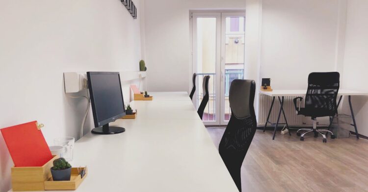 découvrez les avantages du coworking et trouvez l'espace de travail partagé idéal pour booster votre productivité et développer votre réseau professionnel.