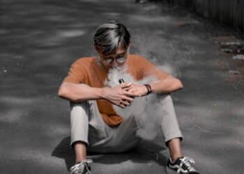 découvrez tout sur le subohm vaping, une pratique de la cigarette électronique qui implique des résistances de moins d'une ohm, offrant une expérience de vapeur dense et intense.