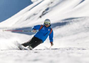 découvrez les plaisirs de la glisse avec le ski, une activité hivernale passionnante pour tous les amateurs de montagne.
