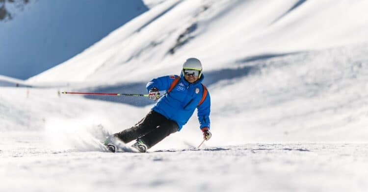 découvrez les plaisirs de la glisse avec le ski, une activité hivernale passionnante pour tous les amateurs de montagne.