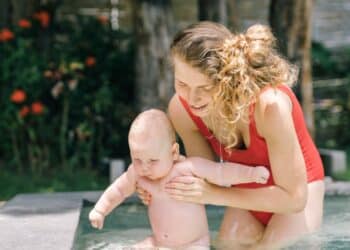 découvrez les joies de la natation en famille avec nos cours et activités aquatiques pour tous les âges. rejoignez-nous pour des moments de détente et de bien-être en famille à la piscine.