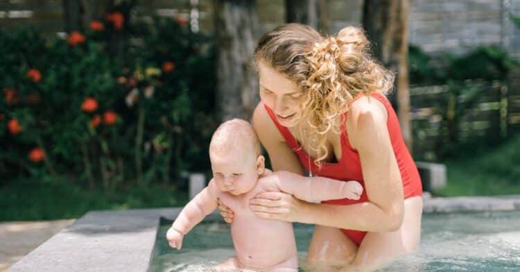 découvrez les joies de la natation en famille avec nos cours et activités aquatiques pour tous les âges. rejoignez-nous pour des moments de détente et de bien-être en famille à la piscine.
