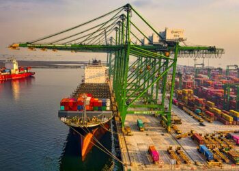 découvrez les métiers clés de la logistique et du transport dans ce guide complet.