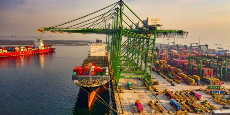 découvrez les métiers clés de la logistique et du transport dans ce guide complet.