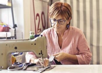 découvrez le métier de fashion designer et explorez l'univers de la mode et du design, de la création à la réalisation de vêtements et d'accessoires originaux.