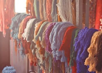 découvrez tout sur les fibres optiques, leur fonctionnement, leurs applications et leurs avantages. apprenez comment la technologie des fibres optiques révolutionne les communications et les réseaux informatiques.