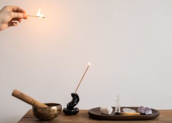 découvrez le monde ésotérique et mystérieux de l'esotérisme, comprenant ses pratiques, croyances et traditions.