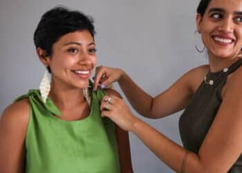 découvrez l'univers de la haute couture avec des créations uniques et élégantes, confectionnées avec savoir-faire et raffinement.