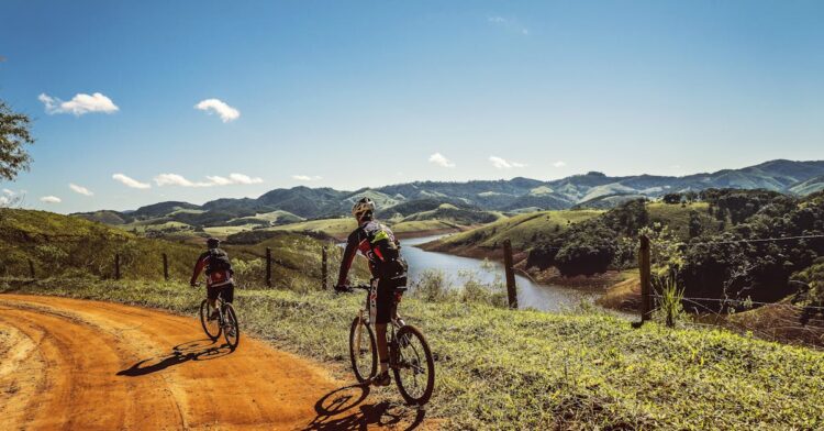 découvrez une large gamme d'accessoires de vélo pour tous les passionnés de cyclisme. trouvez des équipements de qualité et des accessoires pratiques pour améliorer vos sorties à vélo.