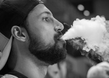 découvrez une large gamme de produits de vape de haute qualité et trouvez tout ce dont vous avez besoin pour votre expérience de vapotage avec notre sélection de liquides, d'accessoires et de dispositifs de vapotage.