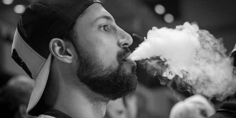 découvrez une large gamme de produits de vape de haute qualité et trouvez tout ce dont vous avez besoin pour votre expérience de vapotage avec notre sélection de liquides, d'accessoires et de dispositifs de vapotage.