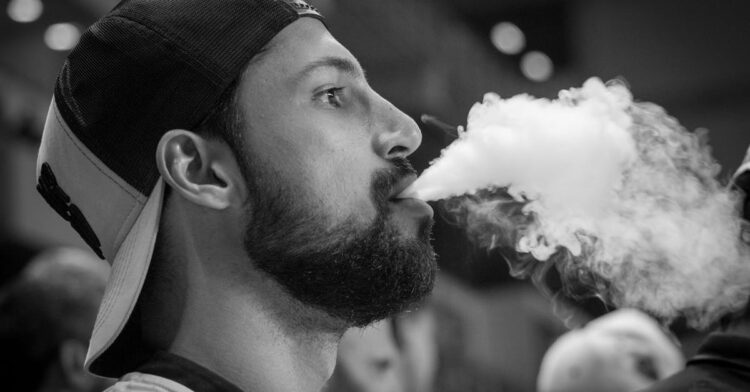 découvrez une large gamme de produits de vape de haute qualité et trouvez tout ce dont vous avez besoin pour votre expérience de vapotage avec notre sélection de liquides, d'accessoires et de dispositifs de vapotage.