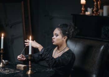 découvrez des mystères paranormaux fascinants et inexpliqués dans cette collection captivante.