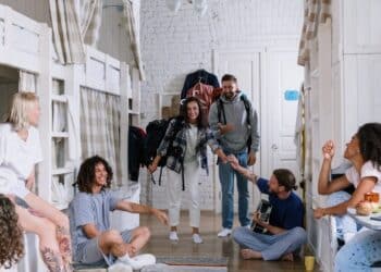 découvrez les clés pour réussir la cohabitation au quotidien, que ce soit en famille, entre colocataires ou avec des animaux domestiques.