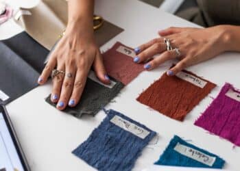 découvrez l'excellence et l'élégance de la haute couture, des créations uniques et sur mesure pour mettre en valeur votre style et votre personnalité.