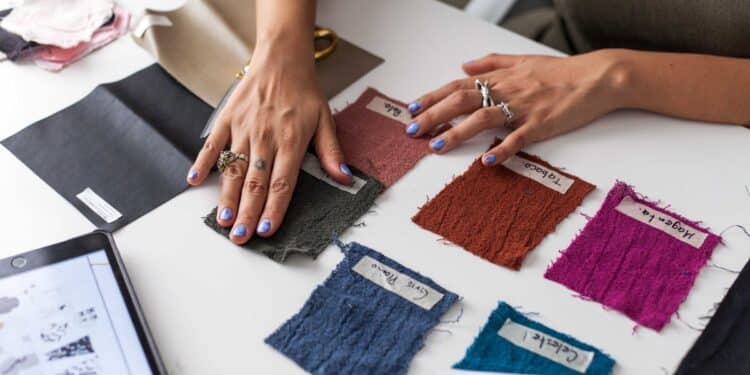 découvrez l'excellence et l'élégance de la haute couture, des créations uniques et sur mesure pour mettre en valeur votre style et votre personnalité.