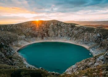 découvrez les défis et les stratégies de survie dans un environnement volcanique hostile.