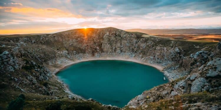 découvrez les défis et les stratégies de survie dans un environnement volcanique hostile.