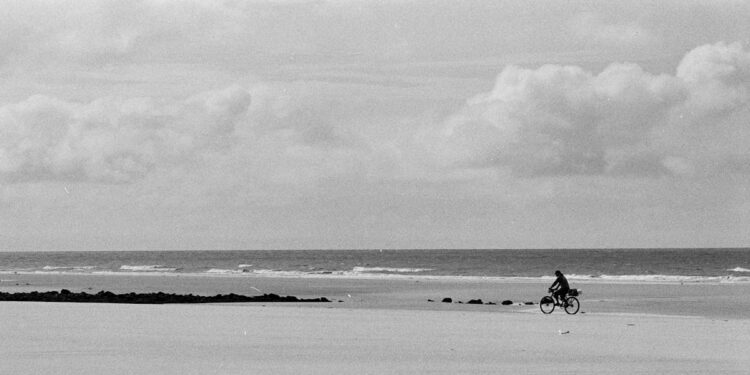 découvrez le plaisir du cyclisme en bord de mer avec seaside cycling. parcourez des paysages magnifiques et profitez de l'air marin avec notre offre de seaside cycling.