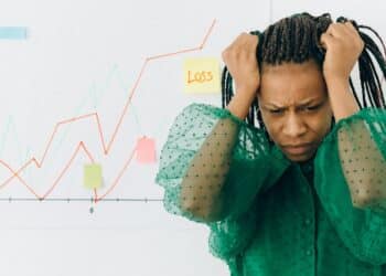 le risk management est le processus de gestion des risques de manière anticipative et proactive pour minimiser les pertes potentielles et maximiser les opportunités de l'organisation.