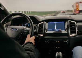 la conduite autonome révolutionne l'expérience de conduite en offrant une technologie avancée de pilotage automatisé.