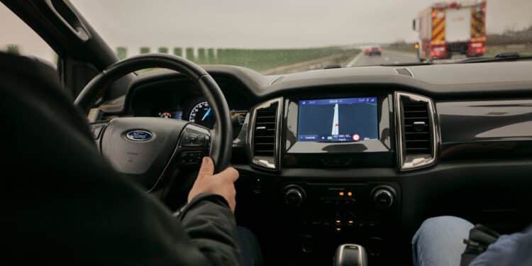 la conduite autonome révolutionne l'expérience de conduite en offrant une technologie avancée de pilotage automatisé.