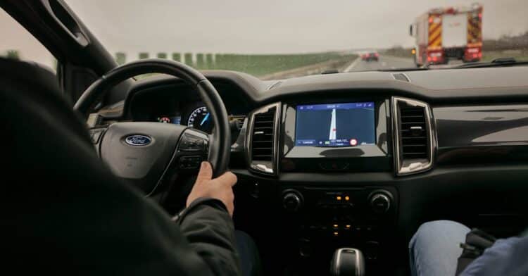 la conduite autonome révolutionne l'expérience de conduite en offrant une technologie avancée de pilotage automatisé.