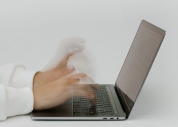 découvrez les défis actuels de la cybersécurité et les enjeux liés à la protection des données dans un monde ultra-connecté.