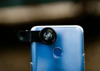 découvrez la technologie de la fibre optique et ses applications dans le monde moderne.