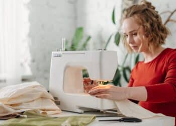 trouvez tout ce dont vous avez besoin pour votre passion de la couture avec une large sélection de tissus, de patrons et d'accessoires de couture chez nous.