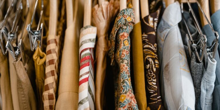 découvrez les dernières tendances en matière de design de vêtements et trouvez l'inspiration pour créer votre garde-robe idéale.