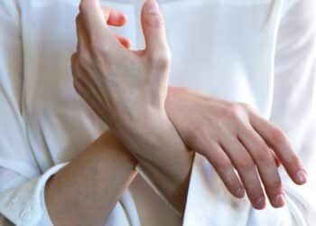 découvrez la mode contemporaine et ses tendances actuelles avec notre collection exclusive de vêtements et d'accessoires.