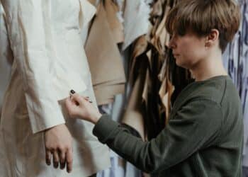 découvrez les dernières tendances de la mode et de l'habillement avec notre formation en design de mode. apprenez à concevoir des vêtements uniques et à exprimer votre créativité dans l'industrie de la mode.