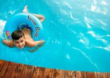 découvrez les bienfaits de la natation et apprenez à nager avec nos conseils et astuces pour tous niveaux. trouvez des informations sur les différentes techniques de nage et les équipements de natation adaptés.