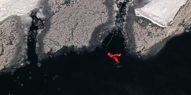 la nage d'hiver est une pratique courageuse qui consiste à nager dans des eaux froides pendant la saison hivernale, offrant des bienfaits pour la santé et une sensation d'adrénaline unique.