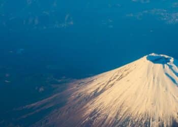 découvrez tout sur les volcans et leur fonctionnement, leur impact sur l'environnement et les populations, ainsi que les phénomènes géologiques associés.