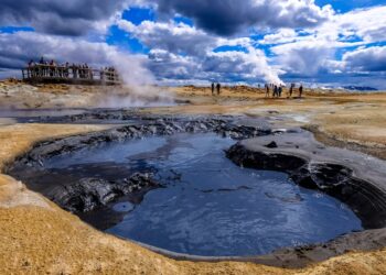 découvrez les phénomènes impressionnants des éruptions volcaniques avec des explications, des images et des vidéos fascinantes.