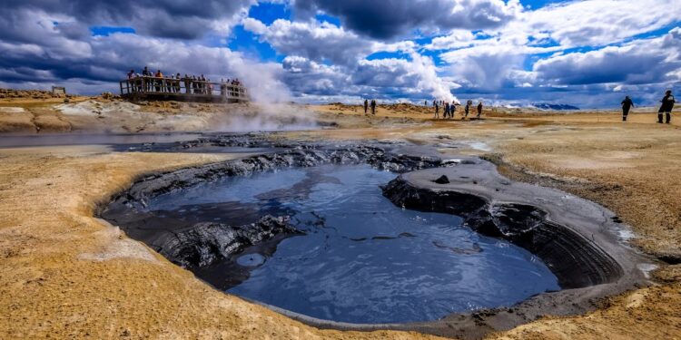 découvrez les phénomènes impressionnants des éruptions volcaniques avec des explications, des images et des vidéos fascinantes.