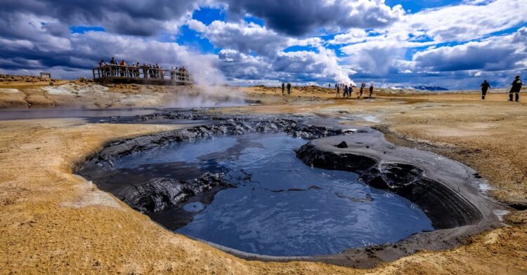 découvrez les phénomènes impressionnants des éruptions volcaniques avec des explications, des images et des vidéos fascinantes.